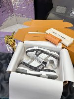 原版开发 品质出货 欢迎对比 Lv板鞋系列 Lv Trainer Maxi运动鞋将成衣系列的宽松廓形引入Virgilabloh笔下的Lvtrainer运动鞋设计