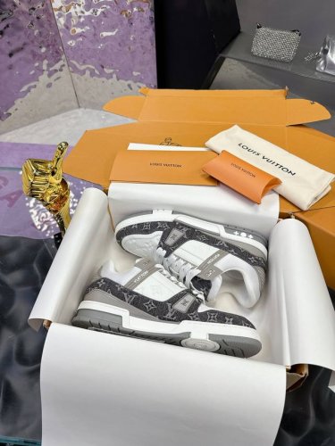 原版开发 品质出货 欢迎对比 Lv板鞋系列 Lv Trainer Maxi运动鞋将成衣系列的宽松廓形引入Virgilabloh笔下的Lvtrainer运动鞋设计