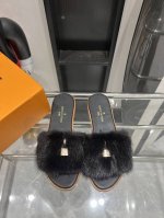 LV 24ss水貂毛 平底凉拖鞋 最流行的多巴胺元素系列 非常适合居家、逛街，度假，上班，皆是百分之百好搭配的绝绝子～ 面料：全真皮 水貂毛 羊皮里 意大利真皮