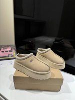 UGG 2024new arrival～ ugg 秋冬厚底民族风拖鞋新色 说到UGG大家都会想起就死皮毛一体经典款一定不陌生，但是UGG其它新潮热款可能姐妹们