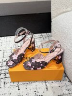 Louis Vuitton 25 春夏最新 村上隆联名 Swing最新 粗跟玛丽珍 高跟 凉鞋 简约精致，高级感满满，尽显优雅气质～ 上脚超好看，拉满了夏日美鞋