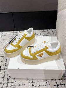Prada 普拉达 25 最新Downtown Bold系列 厚底 三角标 休闲 小白鞋运动风设计搭配精致细节。采用穿孔皮革打造，个性的厚底呈现别具一格的现代风