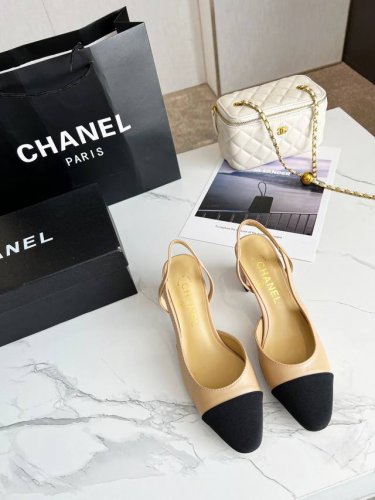 p直销 香奈儿经典爆款， 早春Chanel官网同步最新春款凉鞋 高品质 ，上脚相当百搭秀气 网红街拍款 。 &码数:35–40，面料羊皮，高品质布料，垫脚内里羊