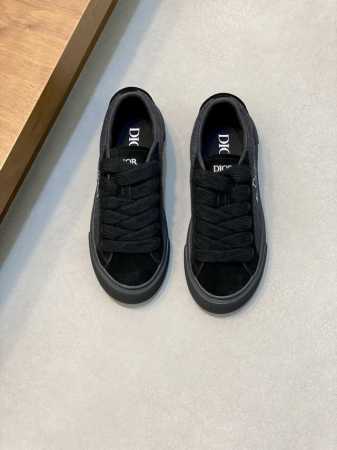 迪奥Dior B33系列休闲运动鞋 滑板鞋。原版购入开发 做货 这款 B33 运动鞋是二零二三秋季新品，重新诠释经典的网球鞋，时尚的廓形突显厚实感。采用海军蓝色 - 点击图像关闭