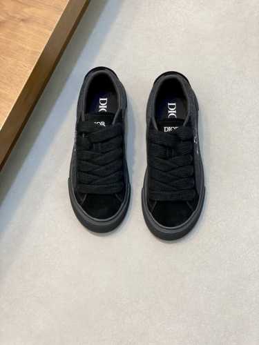 迪奥Dior B33系列休闲运动鞋 滑板鞋。原版购入开发 做货 这款 B33 运动鞋是二零二三秋季新品，重新诠释经典的网球鞋，时尚的廓形突显厚实感。采用海军蓝色