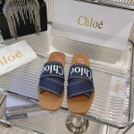 Chloe 克洛伊 拖鞋 ：舒适时尚的选择 颜色选择丰富：黑色、灰色深蓝色 面料：牛仔布，真皮大底 舒适度与时尚感的完美结合，适合休闲时光，既可以搭配优雅长裙，