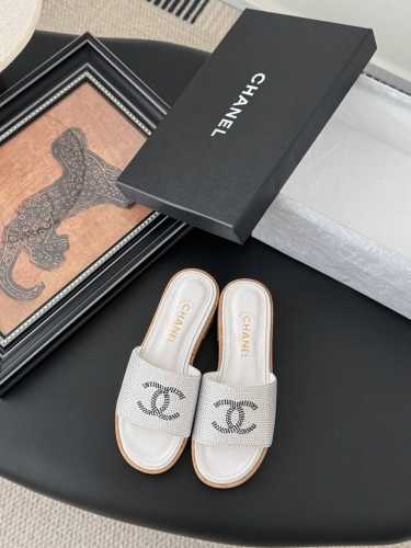 Chanel 25K春夏新品双C拖鞋 鞋面烫钻，内里羊皮，原版大底。 Size:35-39 40定