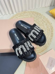 Miumiu 缪缪新款 钻扣拖鞋 高品质闭眼入 采用羊皮 真丝鞋面 人工缝线褶皱 弹力皮垫脚更加柔软舒服 施华洛世奇水钻扣 巨闪 原版高密度发泡大底 size: