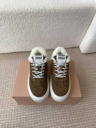 MiuMiu 缪缪 24ss秋冬 新款 羊羔毛厚底饼干鞋休闲运动鞋 miumiu最新爆款 前卫大胆的设计，Miu Miu风格融于此款厚底帆布运动鞋的简约线条， - 点击图像关闭