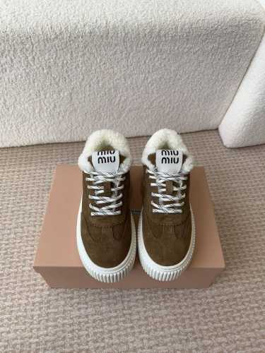 MiuMiu 缪缪 24ss秋冬 新款 羊羔毛厚底饼干鞋休闲运动鞋 miumiu最新爆款 前卫大胆的设计，Miu Miu风格融于此款厚底帆布运动鞋的简约线条，