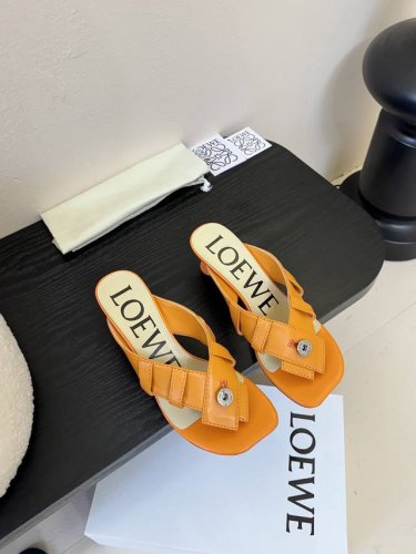 平底 中跟 loew* 罗意威 25Ss夹趾皮面拖鞋 毫不费力的时髦感拖鞋 造型别致 舒适度肉眼可见 慵懒随性又不失优雅 夏日清凉出门 对版牛皮面料 羊皮内里