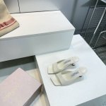 高品质出厂 顶级品质 Jimmy Choo周仰杰25春夏 Jc新款简易方头猫跟拖鞋 鞋面采用进口羊皮精心制作没有多余的装饰 简易大气 尽显时髦优雅气质 令脚下每