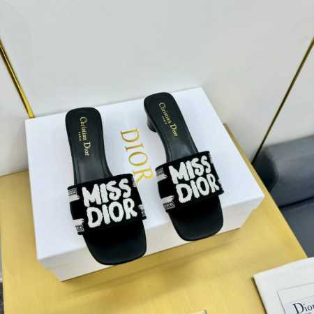 出厂价 2024 Dior迪奥夏季刺绣凉拖 Dway带跟凉拖是一款经典单品，自然色酒椰草和黑色棉质鞋面饰以 Christian Dior Paris 标志刺绣， - 点击图像关闭