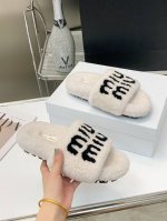 工厂价 MiuMi* 缪缪秋冬新款厚底毛毛拖 ﹌ 每逢秋冬来临 毛拖是必不可少的单品 不仅足够保暖 还能拥有舒适的触感无论搭配什么都有种漫不经心的时髦纯羊毛 有