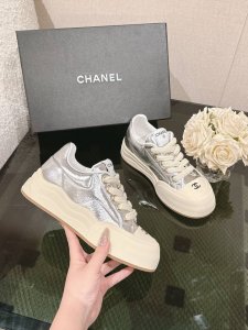 chanel 25C 春夏专柜新款休闲运动鞋 天花板顶级品质 这款靴子真的是小个子福星，厚底5Cma 更精致一点 ，显腿瘦，关键是上脚很舒服 鞋面：进口牛皮 内
