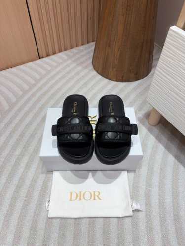 默认安排跑量版 24Ss新款dio*Iviera Dio R Evolution 凉拖橡胶厚底拖鞋 这款 Dio R Evolution 凉拖是二零二四秋季成衣