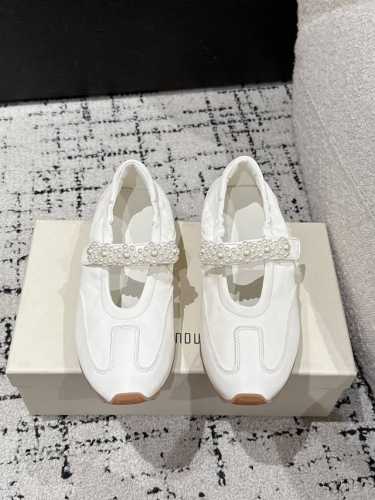 Foot Industry潮牌 25 最新 复古 珍珠玛丽珍 休闲 运动鞋 将复古慢跑鞋的舒适 性与玛丽珍鞋的少女美学巧妙结合。 选用高品质亲肤牛皮制作鞋面，细
