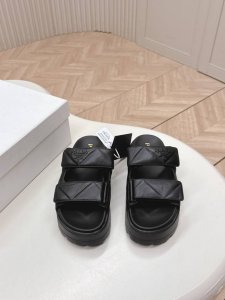 Prada 普拉达2025春夏新款凉鞋 罗马厚底魔术贴凉鞋 拖鞋 最新走秀款，经典升级 舒适度与时髦度并存 每个颜色搭配都好看，设计搭配不同风格需求 鞋面：原版