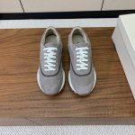 Brunell* Cucinell* 新款休闲运动鞋。鞋面采用进口牛绒纯手工串联珠链配饰！内里垫脚是高密斜纹棉布，原版开模大底！上脚超舒适。 码数：35-42