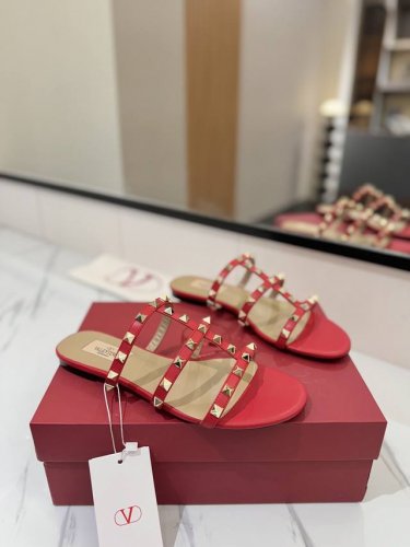 出厂价： Valentino 华伦天奴铆钉 VT经典平底拖鞋，顶级复刻！侧身弧线完美，原版开模定制不生锈铆钉 特别有质感的五金衬托出满满的高级感，带给您正品级的