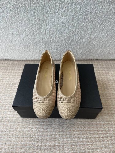 chanel小香 25Ss 春夏鞋头电绣双C Logo点缀，玛丽珍 粗跟单鞋 宛如女神脖子上的项链，上脚包裹性非常好，上脚跟显瘦，真的是超级精致！ 复古的玛丽珍
