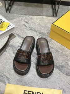 顶级版本Fendi 芬迪走秀主推系列，新品上线，芬具桌脚设计灵感改创于今年秀场的主推系列鞋履 当季新品拖鞋，众所周知，鞋子永远设计为高级感满满的，高端大气上档次