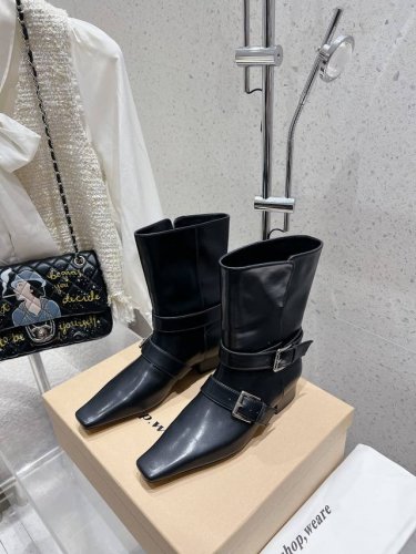 代购级 Shop.weare 24ss 新款手工 秋冬系列双扣西部短靴 韩国小众品牌出品最新款手工制作，小方头双皮带扣短靴，这款也真的很有西部特色，感觉很适合搭