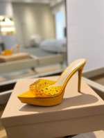 价格p： 吉安维托 罗西 Gianvito Rossi Betty 漆皮凉鞋是厚底坡跟鞋的现代进化版，鞋头纤细、细高跟 和 胶片鞋面，营造出意想不到的轻盈感。意