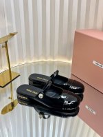 独家新品Miumiu Ss25 New Arrival miu家2025春夏玛丽珍半拖新品 光泽牛漆皮鞋面一字带 鞋跟金属Miumiu logo饰以点缀 细节质