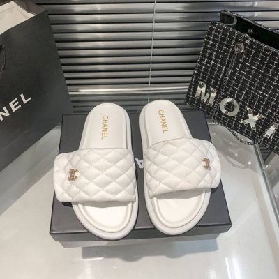 橙子出厂价P Chanel 香奈儿春夏新款 菱格魔术贴拖鞋 厚底凉拖 情侣款 官网主推款。高级感十足！国内外博主刷爆的一款，复古又时髦 上脚美炸了！ 鞋面：高定