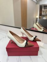 出厂价pp Valentino华伦天奴 新款-最新上市的一款单鞋 好看又百搭 后跟带加小蝴蝶结设计淑女又不失干练气质上脚超级舒服美到窒息 鞋面 进口牛皮 内里