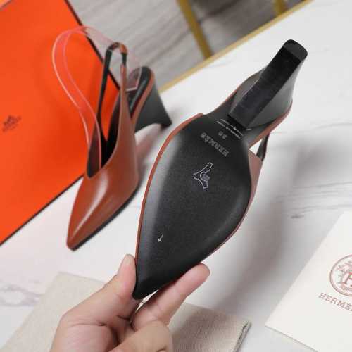 Hermes 爱马仕经典高跟凉鞋系列 时尚百搭 超级舒服 每个细节都做到极致 设计简约流畅 打造时尚经典柔美造型 鞋面:羊皮 内里垫脚：羊皮 大底：真皮大底 跟