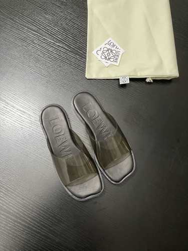 一眼万年的LOEWE透明凉拖LOEWE这双凉拖，纯净白色搭配透明鞋面，简约又独特。一脚蹬设计，轻松适配各种穿搭，时髦氛围瞬间拉满，夏日出街超吸睛鞋面进口胶片 内