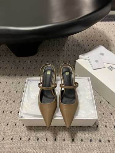 Toteme 24 slingback 平底尖头单鞋 简单利落的设计很适合日常穿着，尖头很有气场，后空设计不磨脚后跟，脚背袢带穿的更稳不掉脚，既高级又实用的款