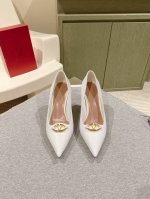 四季百搭系列！你的鞋柜缺一双吧？ 代购级别！ Valentino 整个系列台资工厂出品！进出专柜无压力！Rockstud 华伦天奴铆钉漆皮芭蕾舞平底鞋 One