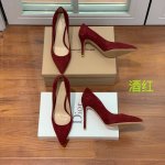 Gianvit* Ross* 经典单鞋。这款鞋一看都觉得女人味十足。喜欢细高跟的宝贝们有福利了。完美驾驭永不过时的款。 材质：1进口羊猄2漆皮3羊皮。羊皮内里及