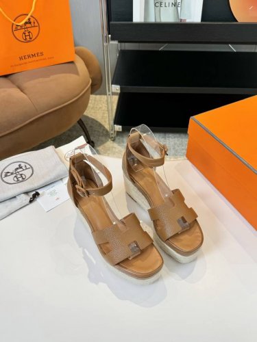 Hermès 爱马仕经典防水台h 坡跟厚底麻绳底凉鞋 极约复古的设计 浓厚的异域风情 时髦感十足、随便上脚都很有腔调 简简单单的款式随便搭配一下高级感就很棒 百