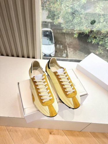出厂 顶级版本 Mm6德训休闲鞋鬼才设计师品牌，一个轻奢品牌上脚很百搭哦，也很随脚舒适，这一款德国训练鞋延续了经典的T形真皮拼接设计，经过设计团队多次的精心改良
