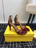 代购级 24ss Fendi 走秀主推系列，新品上线，芬具桌脚设计灵感改创于今年秀场的主推系列鞋履。当季新品，众所周知，鞋子永远设计为高级感满满的，高端大气上档