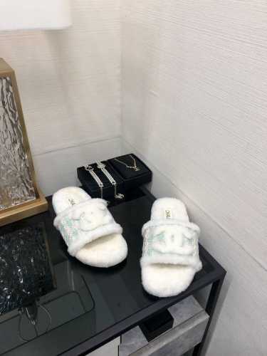 出厂价 高端品质 香家 2024秋冬羊毛拖、爆款来袭 顶级 品质、完美细节、市场最高版本、你值 拥 :Lvu 原版进口高密度发泡大底 进口皮毛一体羊毛进口香家布