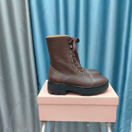 miumiu24ss秋冬系列新款粗跟短靴！推出复古五金扣带短靴 90 年代风格，朋克风十足！ 鞋头采用圆头设计、上脚给人有线条美感、显腿纤细修长、视觉效果直接拉 - 点击图像关闭