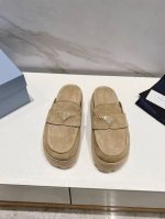 Prada 普拉达新款一脚蹬厚底勃肯包头半拖这款牛筋底上脚非常舒适，今年非常爆，穿上 增高 休闲两不误，清爽的表现足以表达对鞋子的个个细节的把控！小个子的福音