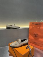 爱马仕 HerméS 乐福五金扣件单鞋 高品 原版工艺 杏色牛绒 黑里 款式经典 简约 此款主要对比的就是工艺 品质 爱马仕 HerméS 夏天开始不一样的夏天