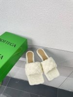 Bv最新毛绒拖鞋系列 平底 奶白色 延续品牌标志立体格子设计 开启新一轮的爆款 原版开发 版型到位 方头经典 防滑大底后跟设计 即实用又酷炫 定制加密长毛绒 有