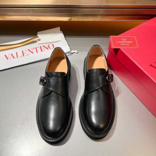 Vt家新品 Valentin* 华伦-天奴 Vlogo 锁扣饰带小牛皮孟克鞋 官方售价 Rmb ,600 超轻-超轻-超轻质乐福鞋便鞋 男士厚底皮鞋 采用进口黑