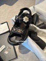 代购级 * 小香蝴蝶结珍珠扣魔术贴沙滩鞋 莞大厂顶级品质 鞋面：进口特级混种羊皮进口绣线机刺绣而成 内里垫脚：全粒面羊皮 五金扣：原版1:1独家开电度18K黄金