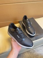 原单品质独家首发 普拉达 独特现代风运动鞋。休闲乐福原版皮 羊里 拒绝脱色磨脚 鞋底：原厂特供原版底，超酷 系带走路都带风风格设计 超舒服耐磨防滑原版底 。就好