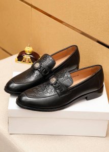 商品商标 Versace 范思哲 休闲皮鞋 正码码数: 38-44 45.46.47订制 商品材料 精选 进口头层小牛皮压花鞋面+奢华五金扣 进口水染牛皮内里