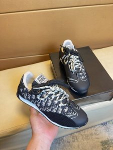 原单品质独家首发 迪奥 独特现代风运动鞋 休闲乐福原版皮 羊里 拒绝脱色磨脚 鞋底 原厂特供原版底 超酷 系带走路都带风风格设计 超舒服耐磨防滑原版底 就好像实