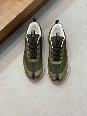 H 原单高品质精品，男士休闲之履运动鞋结合高科技牛皮，在橡胶鞋底上饰以夸张“H”字母，斜体设计和鲜艳色彩展现活力，延续品牌设计灵感。轻盈漫步都市，感受无拘舒适。 - 点击图像关闭